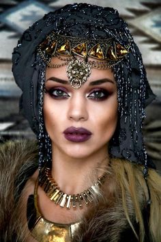 This is the Halloween costume with culture style Egypt. A lots of Halloween costume show cultural appropriation Beauty Make-up, Fantasy Makeup, Costume Makeup, Diy Halloween Costumes, 인물 사진, Beautiful Makeup, Headdress