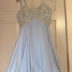 Light Blue Strapless Mini Chiffon Dress. Suitable For Occasion Such As Weddings, Proms, Elegant Dinner Parties, Etc. Light Blue Homecoming Dresses, Short Blue Dress, Light Blue Mini Dress, Shell Dress, Mermaid Board, Embellished Wedding Dress, Gown Ideas, Prom Dress Inspo, Prom Outfit