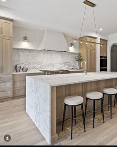 Timeless Kitchen Design, Gallery Kitchen, Timeless Kitchen, Kitchen Remodel Design, Kitchen Cabinet Styles, Kitchen Gallery, Oak Kitchen, Elegant Kitchens