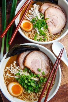 A tasty homemade tonkotsu (pork) ramen with homemade ramen broth, chashu (pork belly) and ajitsuke tamago (ramen eggs) that is just packed with flavour! Chashu Pork, Ramen Recipes Easy, Pork Ramen, Closet Cooking, Plats Healthy, Tonkotsu Ramen, Homemade Ramen, Braised Pork Belly, Current Obsession