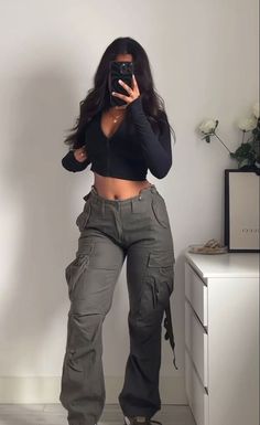 Women Outfit Inspo Aesthetic, Unnamed Collective, Baddie Streetwear Outfits Winter, Y2k 2023 Fashion, Flat Jeans Outfit, Winter Cargo Outfit, Baddie Cargo Pants Outfit, Yg Concert Outfit, Haley Core Aesthetics