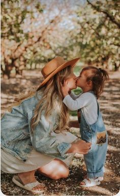 Spring Photo Session, Photoshoot Outfits Family, Fall Photoshoot Family, Spring Family Pictures, Portret Feminin, Mommy And Me Photo Shoot, Cute Family Photos, Pictures Outfits