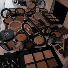 Makup Looks, Makeup Backgrounds, Money Wallpaper Iphone, Beauty Video Ideas, Rich Girl Lifestyle, Goth Beauty, Photo Makeup