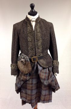 Colum 1800 Scottish Fashion, Traditional Scottish Clothing Men, Scottish Cultural Clothing, 1600s Fashion Scotland, Scottish Men In Kilts, Diana Gabaldon Outlander