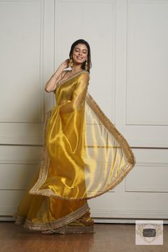 Tissue Saree Styling, Yellow Saree Aesthetic, Golden Saree Bride, Tissue Fabric Dress Design, Tissue Suits Design, Golden Saree Look, Gold Colour Saree, Golden Colour Saree, Yellow Tissue Saree