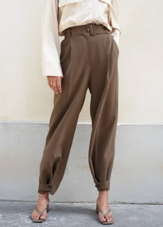 Trousers Women Outfit, Dark Academia Fashion Pants, Plain Pants, Dark Academia Fashion, Academia Fashion, Essentials List, Tumblr Fashion, Brown Pants, Brown Belt