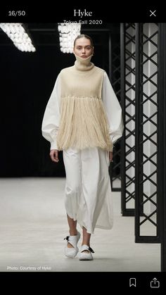 Hyke Tokyo, Surgical Gowns, Fashion Collection Inspiration, Minimalistic Outfits, Knit Ideas, Poncho Style, Tokyo Fashion, Layering Outfits, Runway Collection