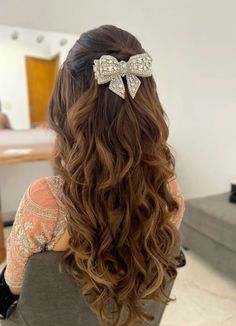 Bridal Hairstyle With Bow, Gowns Hairstyles Indian, Haïr Style For Wedding Function, Engagement Look Hairstyle, Bow Hairstyle Wedding, Haïr Style For Marriage, Easy Curled Hairstyles For Long Hair, Haïr Style For Engagement, Function Hairstyles Indian