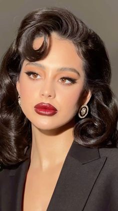 Classy Photoshoot Ideas Black Women, Classic Vintage Makeup Look, Spanish Style Makeup, Casino Makeup Ideas, Jazz Makeup Looks, Classic Beauty Makeup, Mafia Wife Makeup, Leo Rising Makeup, Sultry Wedding Makeup