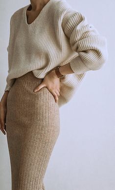 Minimalist Moda, Rok Outfit, Minimalistic Outfits, Skirt Diy, Beige Outfit, Wool Pencil Skirt, Looks Street Style, Outfit Trends, Winter Trends