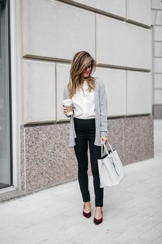 grey lightweight cardigan, white button down shirt, black ponte pants, and kitten heels // business casual outfit ideas Casual Work Outfit Spring, Everyday Casual Outfits, Spring Work Outfits, Outfit Jeans, Stylish Work Outfits, Work Outfits Women