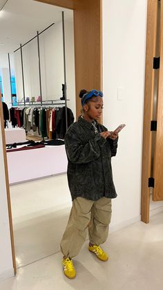 Fall Street Wear Black Women, Cool Mom Outfits Fall 2024, Tokyo Bio Hack Outfit, Streetwear Black Women, Street Style Black Women, Chill Outfits, Streetwear Fashion Women