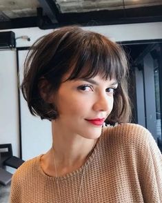 Coupe carré courte dégradé avec frange Bob Pendek, Bob Haircut With Bangs, French Hair, Short Bob Haircuts, Short Haircut, Short Hair Haircuts, Short Hair With Bangs, Haircuts With Bangs, Short Bob Hairstyles