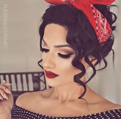 Maquillage Pin Up, Stile Pin Up, Cabelo Pin Up, Bandana Hairstyles Short, Pin Up Makeup, 50s Hairstyles, Rockabilly Hair, Smink Inspiration, Pin Up Hair