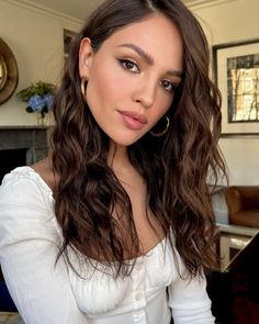 Hair Color For Dark Skin, Beachy Waves Hair, Medium Length Curly Hair, Waves Hair, Mexican Actress, Eiza Gonzalez, Wedding Hair And Makeup, Hair Color Trends, Brunette Hair