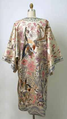 Traditional Japanese Fashion, Chinese Traditional Dress, Chinese Embroidery, Costume Institute, Chinese Clothing, Chinese Dress, Pastel Floral, Dressing Gown, Traditional Japanese