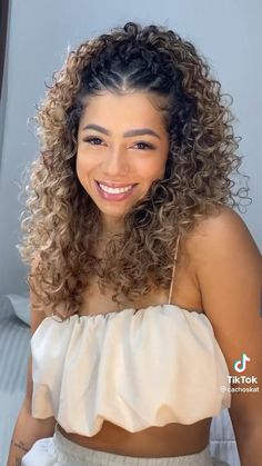 Fancy Short Curly Hairstyles, Prom Hairstyles Naturally Curly, Curl Hair Styling, Terend2024 Style, Hairstyles For Party Night Elegant, Curly Hair Looks For Prom, Bridesmaid Curly Hair, Formal Curly Hairstyles Natural Curls Prom, Short Curly Hair Hairstyles Ideas