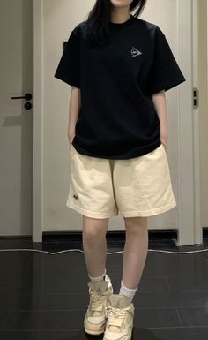 Boyish Shorts Outfit, Korean Casual Shorts Outfit, Summer Outfits Tomboy Casual, Boyish Outfit For Women, Tomboy Shorts Outfit Summer, Tomboy Outfits With Shorts, Aesthetic Boyish Outfit, Oversized T Shirt And Shorts Outfit, Acubi Casual Outfits