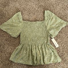 Adorable Green Floral Top-Stretchy Material Across Chest. Flowy Peplum And Ruffle Sleeves. Perfect Fall Top. Never Worn. Green Floral Top, Floral Peplum Top, Satin Crop Top, Black Floral Top, Floral Peplum, Long Sleeve Striped Top, Peasant Style, Leopard Print Blouse, Ruffled Sleeve Top