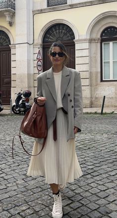 White Pleated Midi Skirt Outfit, Midi Skirt Outfit Work, Pleated Skirt Fall Outfit, Blazer And Midi Skirt, Pleated Midi Skirt Outfit, Jewish Clothing, Pleated Skirt Fall, White Skirt Outfits, Business Casual Fall