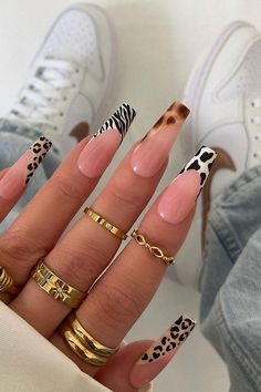 Unleash your wild side with this fierce collection of long, coffin-shaped nails. They showcase a fabulous mix of animal prints, including classic leopard spots and bold zebra stripes, alongside a glossy nude base. The designs alternate for an exciting ensemble that brings a touch of the wild to your everyday style. Perfect for the fashionista who isn't afraid to stand out! 🐆🦓  // Photo Credit: Instagram @pressedbycharlotte_ Retro Filter, App Filter, Nagellack Trends, Leopard Print Nails, Airbrush App, Print Nails, Nails Fashion, Leopard Nails, Coffin Shape Nails