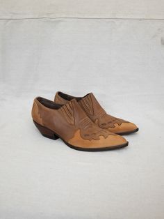 Guess brand. Made in spain. The leather has a suede feel to it and an oiled finish with a nice patina to it. In excellent condition, has no scuffs or major signs of wear. Has one teeny tiny dark spot on the inner left shoe - seen in the last photo. It's hardly noticeable. Marked size 7.5. Runs small and best fits a size 7.  Measurements: Insole length - 9.75"  Insole width - 3" Heel height - 1.5" Vintage Oiled Leather Ankle Boots, Retro Leather Boots With Reinforced Heel, Retro Leather Ankle Boots, Vintage Pointed Toe Boots For Fall, Retro Leather Shoes With Leather Sole For Fall, Retro Brown Pointed Toe Boots, Vintage Boots With Reinforced Heel And Almond Toe, Vintage Boots With Almond Toe And Reinforced Heel, Retro Ankle Boots With Leather Sole