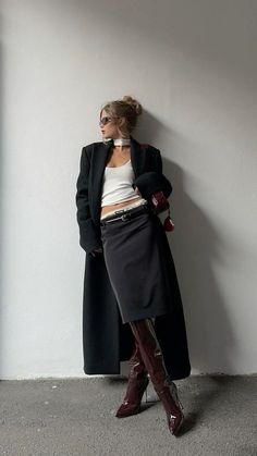 Monochrome Outfit Aesthetic, Winter Outfits Night Out, Look Formal, Womens Fashion Edgy, Student Fashion, Professional Fashion, Classic Outfits, Outfit Details, Edgy Fashion