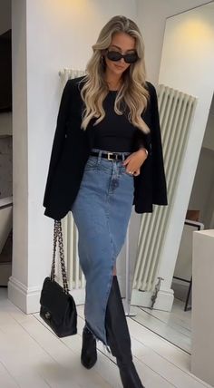 Jean Skirt With Black Boots, Jean Skirt Black Boots, Bottomless Brunch Outfit Autumn, Winter Modesty Outfits, Outfit With Long Jean Skirt, Jeans And A Nice Top Night Out Winter, Denim Skirt Autumn Outfit, 2023 Skirt Outfits, Jean Long Skirt Outfits