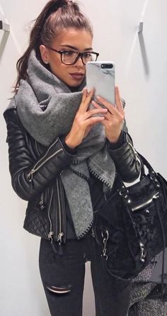 Leather jackets are perfect for winter date night outfits! Preppy Winter Outfits, Winter Date Night Outfits, Preppy Winter, Leather Jacket Outfits, Outfits Black, Grey Scarf, Mommy Style, Mode Casual, Jeans Grey