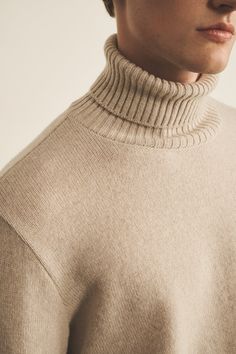 Our cashmere turtleneck sweater for men and women is the new must-have for the Swedish wardrobe. This adorable sweater with its ribbed trim and straight cut is a refined treasure. François is one of those timeless pieces that you never tire of wearing for years to come, because its slim and simple design never loses its style and classic look. Stole Scarf, Sweater For Men, Sleeveless Cardigan, Cashmere Turtleneck, Brand Story, Lund, Winter Sweaters, Shirt Accessories, Mitten Gloves