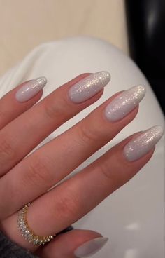 Holiday Nails Winter Christmas 2023, White Snow Nails Glitter, Sparkly Almond Shape Nails, Winter Nails Glitter White, White Christmas New Years Nails, Snowy Sparkle Nails, Snow Sparkle Nails, Simple White Sparkle Nails, Calm Christmas Nails