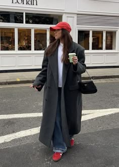 Work Street Style Business, Long Grey Trench Coat Outfit, Grey Coat Street Style, Uni Winter Outfits Casual, Charcoal Trench Coat Outfit, Winter Outfits 2025 Trends, Fall Winter Outfits 2024 2025 Trends, Grey Trench Coat Outfit, Winter Fashion Japan