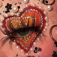 Statement Makeup Looks, Maximalist Eye Makeup, Makeup Looks Unique, Weird Makeup Looks, Maximalist Makeup, Unique Makeup Looks, Cute Eye Makeup, Graphic Makeup