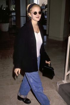 The Drew Barrymore Look Book 90s Fashion Drew Barrymore, Airport Outfit 90s, Drew Berry More 90s Outfits, 90s All Black Outfit, Drew Barrymore Aesthetic, 90s Inspo Outfits, 90s Drew Barrymore, 90s Outfits Women, Sophisticated Grunge