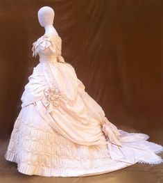 Victorian Dress 1880, 1860s Ballgown, Victorian Evening Dress, Ball Gowns Victorian, Gaun Abad Pertengahan, Womens Costumes, Victorian Costume, Victorian Wedding, Victorian Clothing