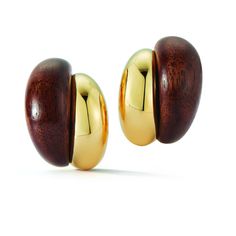 Brand new 18k gold earrings crafted for the Silhouette collection featuring walnut wood. Crafted by Seaman Schepps. DESIGNER: Seaman Schepps MATERIAL: 18k Gold GEMSTONES: Walnut Wood DIMENSIONS: Earrings measure 22mm X 17mm WEIGHT: 18.7 grams MARKED/TESTED: Maker's Mark 750 245880 CONDITION: Brand New Wood Silhouette, Seaman Schepps, Silhouette Earring, 18k Gold Earrings, Link Earrings, Wood Jewelry, Earring Crafts, Beaded Accessories, Jewelry Outfit