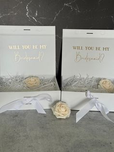 two white roses are in a box with the words will you be my bridesmaid?