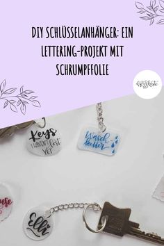 DIY Schlüsselanhänger aus Schrumpffolie mit Handlettering-Designs und einem Schlüssel.