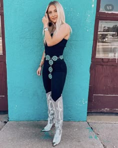 Easy Western Outfit, Tall Cowgirl Boots Outfit, Houston Rodeo Outfits For Women, Texas Fashion Woman, Rodeo Outfits For Women Western, Fuerza Regida Concert Outfit, Pbr Outfit For Women, Hot Cowgirl Outfit, Rancho Outfits