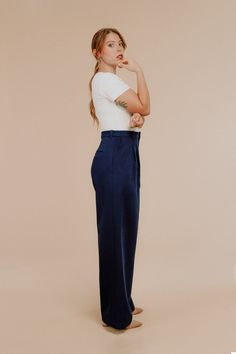 La version Deer&Doe d'un pantalon à plis classique, le pantalon Genêt est doté d'une taille haute, de jambes larges et d'une version short pour que vous puissiez le porter tout au long de l'année. Patron incontournable de la garde-robe, Genêt se marie à merveille avec tous vos hauts préférés ! Il comporte tous les éléments classiques : une braguette zippée, des poches passepoilées simples, des plis, des pinces au dos pour la mise en forme et une ceinture à passants.   La version A est un pantalo Deer And Doe, Deer Doe, Trousers Details, Pleated Trousers, Patterned Shorts, Welt Pocket, Porter, Short Pants, Wide Leg