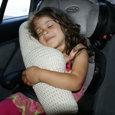 A Pillow that goes ONTO the seatbelt! Perfect for road trips! Money Holder, Crochet Pillow, Design Diy, Car Seat, Travel Pillow, Crochet Pattern, Unique Design, Crochet