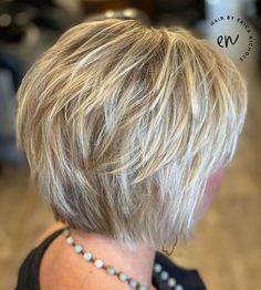 Feathered Jaw-Length Bob For Fine Hair Fine Hair Bob With Bangs Over 50, Short Bob Hairstyles With Bangs Straight Fine Hair, Layered Bob With Bangs Thick Hair, Mid To Short Hairstyles, Back Of Hair Layers, Best Medium Length Haircut For Fine Hair, Best Hair Cuts For Fine Hair, Haircut For Flat Hair, Jaw Length Hairstyles