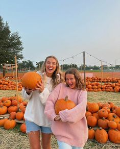 Pumpkin Patch Photoshoot, Pumpkin Patch Pictures, Studera Motivation, Gilmore Girls Seasons, Pumpkin Patch Outfit, Fall Inspo, Fall Photoshoot, Fall Feels, Trendy Fall Outfits