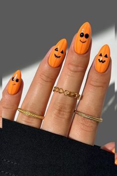 Nail Art Designs For Halloween, Nail Ideas For Halloween Easy, Short Nail Designs Oval Shape, Fall Nails Trendy Almond, Basic Easy Nails, October Nails Round, Nail Designs For Short Nails Fall, Easy Fall Nail Art For Beginners, Oval Nails Designs Fall