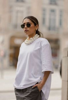 Outfit Pearl Necklace, Pearl Necklace Outfit, Chic Feminine Style, Elevated Fashion, Ladies Jewellery, Richie Rich, Necklace Outfit, Looks Style, Look Fashion