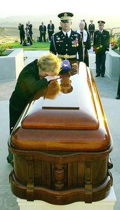 reagan's casket - Sunset.  Watching this was heart-wrenching...true love - not even death can take that away... Nancy Regan, Sunset Watching, Nancy Reagan, Syracuse New York, George W Bush, Board Member, Historical People, Actrices Hollywood