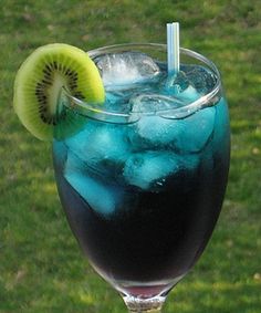 there is a drink with ice and a kiwi slice on the top of it