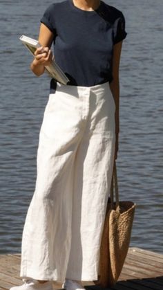 Euro Summer Style, Japandi Outfits, White Trousers Outfit, Italian Fashion Street, Jennifer Aniston Style, Outfit Inspiration Women, Casual Chic Summer, Classic Style Outfits, Casual Chic Outfit