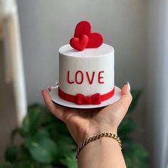 Mini wedding cake Mini Valentine Cakes, Resipi Kek, Valentines Baking, Fondant Cake Designs, Mini Torte, Tiny Cakes, Simple Cake Designs, Chocolate Cake Decoration