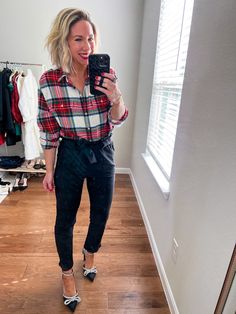 5 Ways You Need To Be Wearing Your Flannel Shirt - MeatballMom Tuck In Flannel Shirt, Plaid Turtleneck Outfit, Flannel Shirt Styling, Brown Flannel Shirt Outfit, Business Casual Flannel Outfit, Open Flannel Shirt Outfit, How To Wear A Flannel Shirt With Jeans, Flannel Button Up Outfit, Flannel Work Outfit